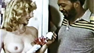 Zapanjujuća brineta Emanuelle Diniz saginje se za analni doggy stil