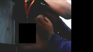 Istegnuta žbunasta vagina Ayumi Kobayashi jebana je prstom