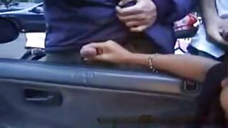Strastvena brineta ljepotica daje zadivljujući drzač stopala i jebe se