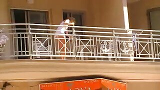 Tanka beba sa prasicama Molly podivlja na tvrdom kitu koji pripada njenom očuhu