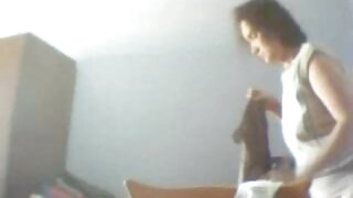 Igranje s velikim dildo drolja brinetom Jennifer Amton dobiva puno radosti