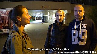 Lijepa brineta senzualno puši stojeći na koljenima