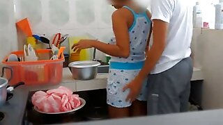 Bezobrazna svijetlokosa MILF puše štap kobasicu svog žednog druga