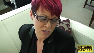 Vruća brineta šik daje glavu i kasnije jaše ukočen kurac