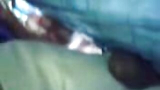 Neuredna kučka u usta jebe tri crna kurca u video seksu za gangbang