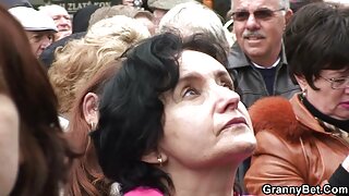 Slatka tinejdžerka Yulia A ljubi svoju djevojku prije žestokog seksa u troje