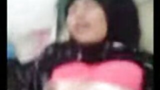 Tinejdžer amater igra se sa ukusnom macom na web kameri