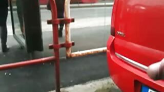 Umiljata beba Jayden igra se svojom ružičastom macom pred napaljenim tipom