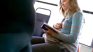 Jebena ruska beba stoji pored kolone dok joj uzbuđeni tip bocka razjapljeni šupak. Kasnije ona sjedi na stepenicama i prima revno jebanje jezikom.