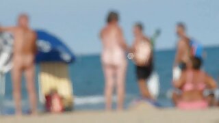 Dugonoga beba s pirsingom na pupku i lijepom tetovažom masturbira svoj muf