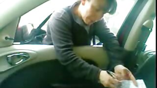 Tamnokosa napaljena kučka s velikim sisama jako se buši na krevetu
