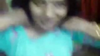Prljava riba sa nevjerovatnim velikim sisama Sarai daje glavu i jebe se u psećoj pozi