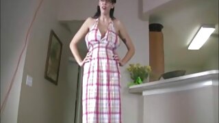 Sjajna plavokosa tinejdžerka nabijena pseći stil u hardcore porno klip