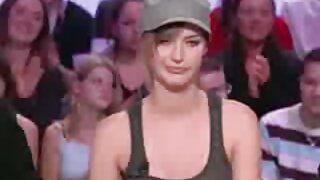 Sjajna crnka slatka daje glavu svom šefu pravo u kancelariji