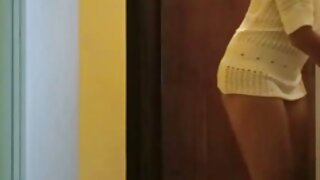Francesca Sin otvara vrata svoje pičke i poziva razigrani jezik unutra