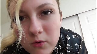 Prljava brineta ljupka polira smrdljiva stopala razmaženim ustima