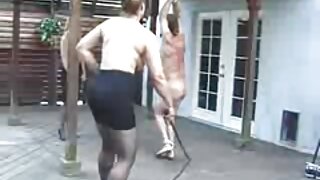 Tri napaljene lezbijke dildo jebaju jedna drugu analne rupe pored bazena