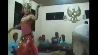 Divna plavuša Allie Nicole daje glavu i jebe se na pov kameru
