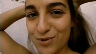 Fleksibilna azijatka Jackie Lin liže svoju macu u kupatilu
