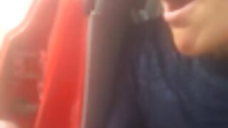 Grupa crnih komšija buši jednu nestašnu plavušu u čarapama