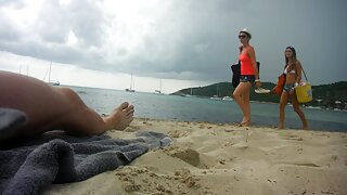 Kurva plavuša šik popuši prije nego zajaše ogroman penis u stilu kaubojke